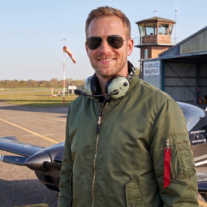 Pilot in MA1 Jacke