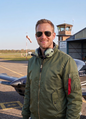 Pilot in MA1 Jacke